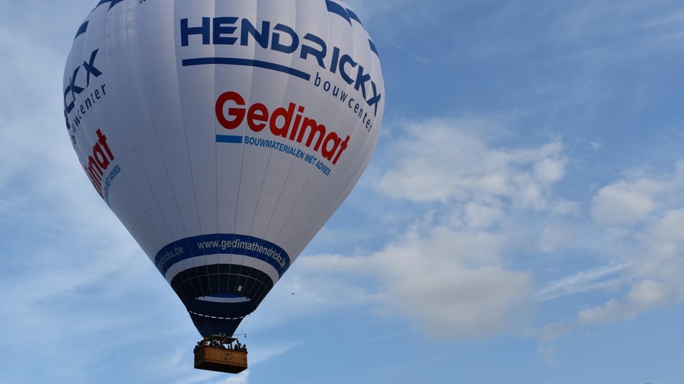 Luchtballon OO-BSH stijgt op